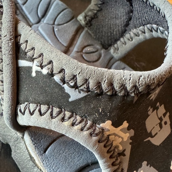 NIKE Black & Grey Pirate Ship Slip-on Sandals - Size 5C - Picture 9 of 11